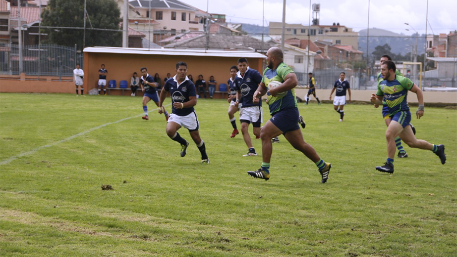 Jugadores de los Jíbaros (Verdes) en la disputa de uno de los partidos del campeonato