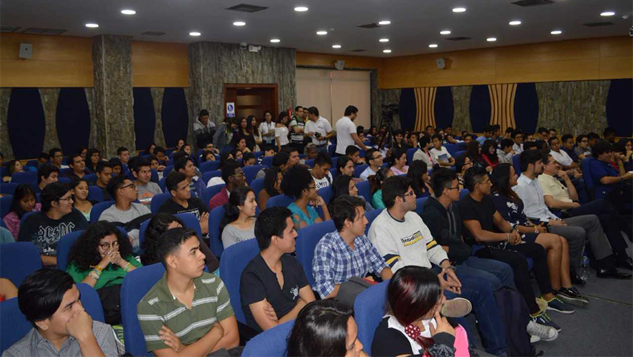 Estudiantes en el Conversatorio Café Utopía denominado 