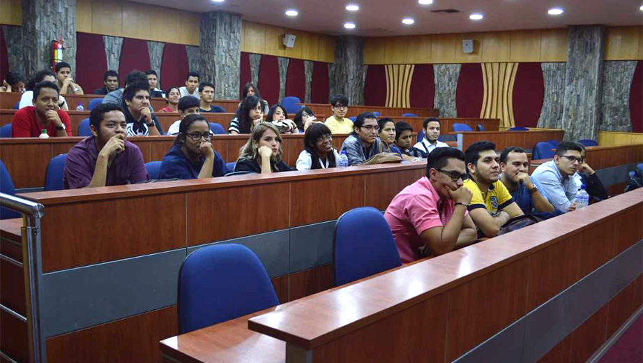 Estudiantes que fueron parte del conversatorio