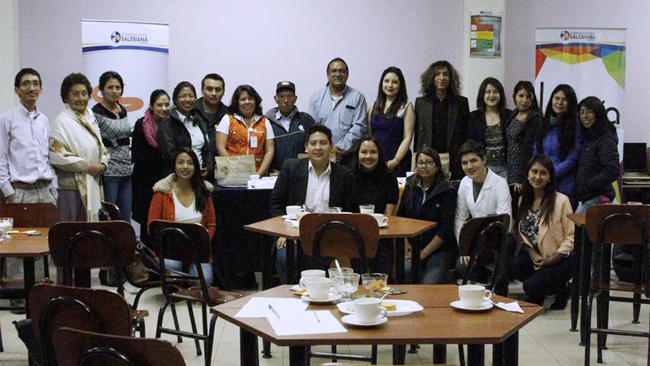 Estudiantes del Grupo ASU Utopía de la Sede Quito con los asistentes al Café Utopía realizado en el Centro de Formación Continua de la UPS en Cayambe