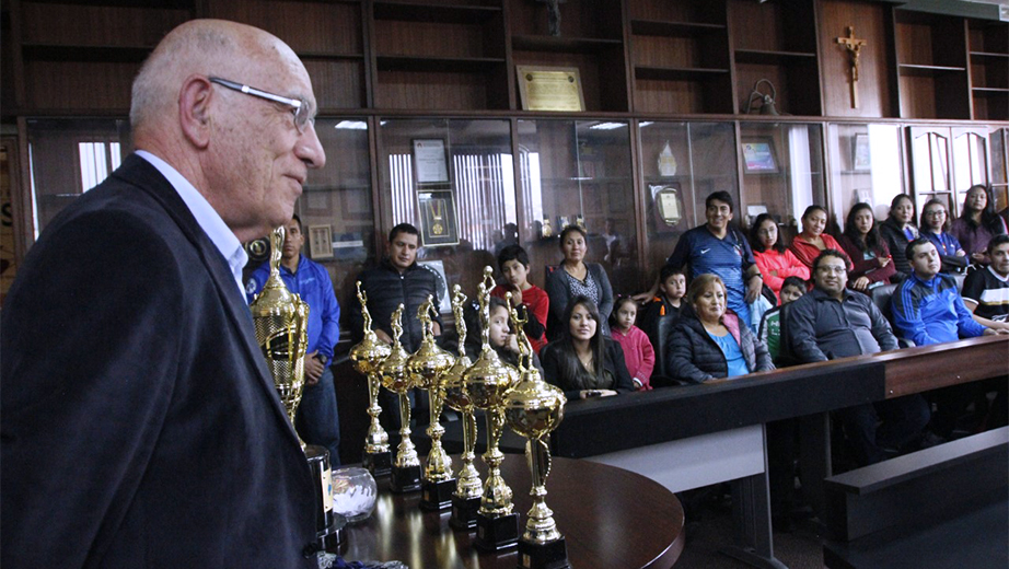 Padre Javier Herrán Gómez, Rector de la UPS, en la ceremonia de premiación y clausura