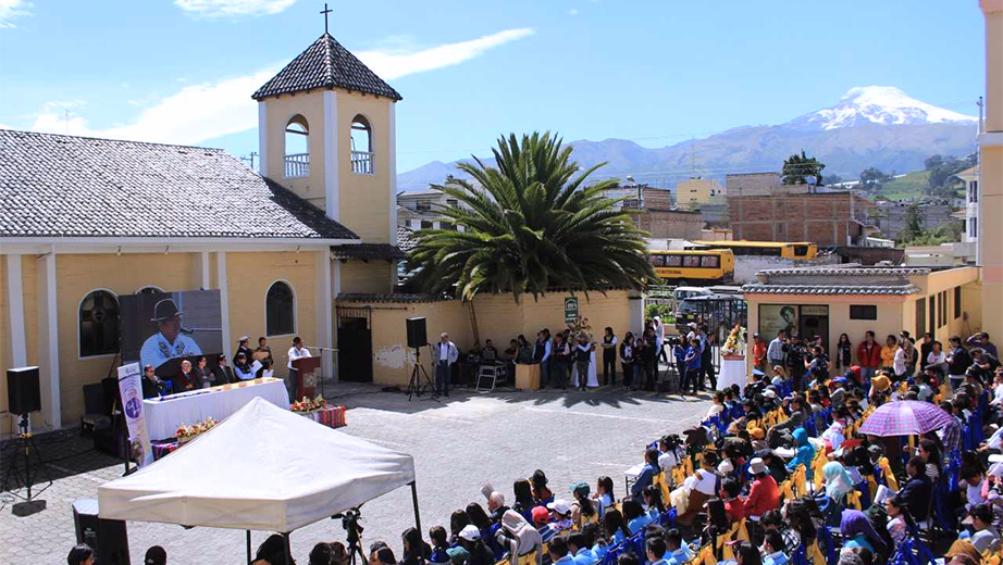 Autoridades de la UPS, representantes de los cantones Cayambe y Pedro Moncayo junto a estudiantes  y profesores de la carrera de Comunicación