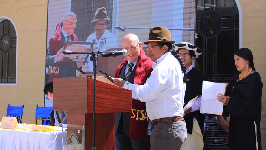 Alcalde de Cayambe entrega reconocimiento al P. Javier Herrán por el trabajo de Radio Mensaje