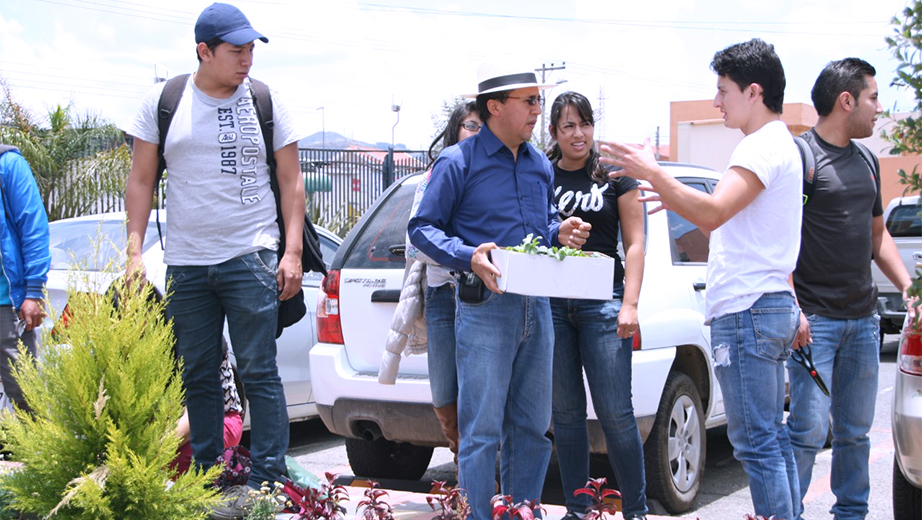 El docente Fredi Portilla junto a sus alumnos en la UPS