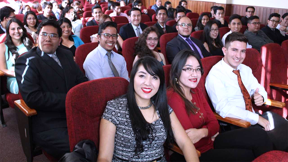 Representantes FEUPS Quito reciben sus diplomas en el auditorio Cándido Rada del campus El Girón