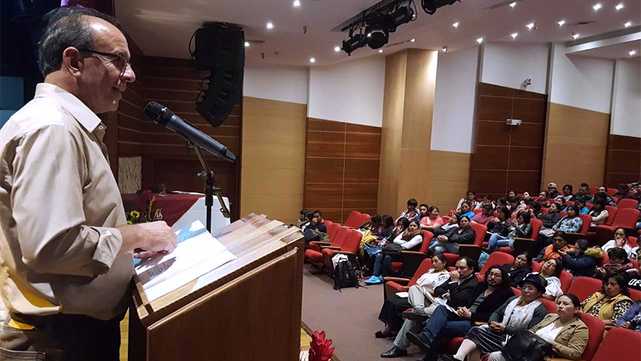 Eduardo Delgado , autor del libro y docente de EIB