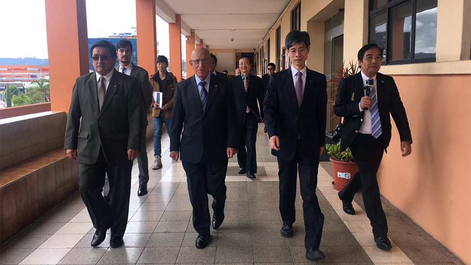 Rector de la UPS, P. Javier Herrán y Rector de la CBTU, Ph.D. Sun Fangcheng, visitando las instalciones de la Sede Cuenca