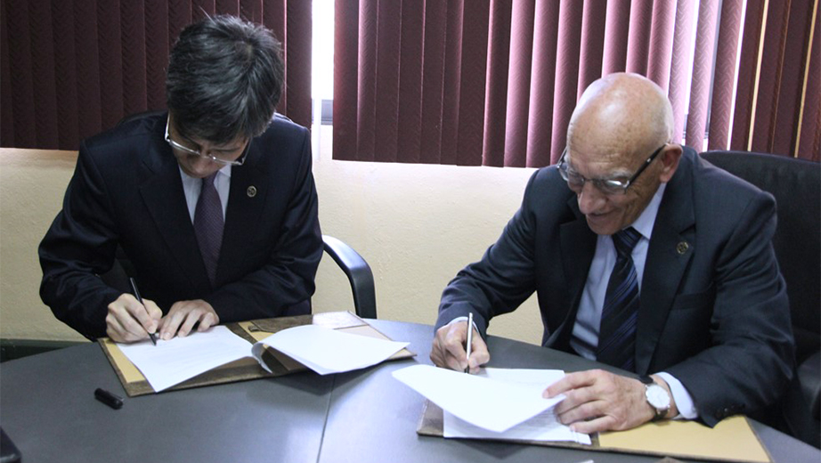 Firma del convenio entre los rectores: (de izq.) Ph.D. Sun Fangcheng (CTBU) y Padre Javier Herrán Gómez (UPS)
