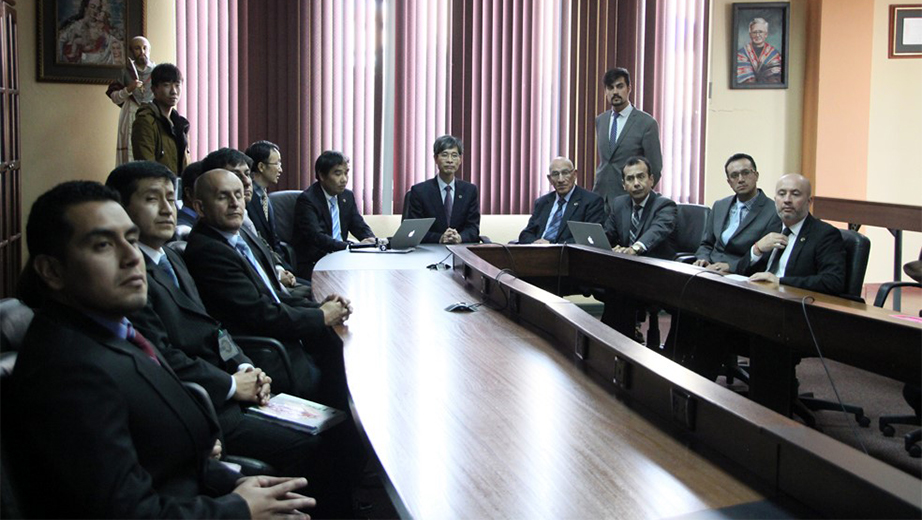 Autoridades y docentes de las dos universidades reunidos en la Sala de Sesiones del Rectorado de la UPS