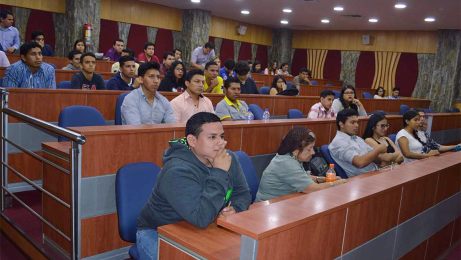 Estudiantes que participaron de la conferencia