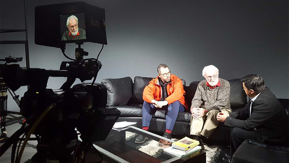 (de izq.) Miguel Roblés Durán, David Harvey y Pablo Ortiz durante una entrevista en los estudios de los Laboratorios de Comunicación (InTv)