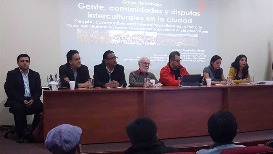 (de izq.) Pablo Ortiz, Rafael Polo, Freddy Simbaña, David Harvey, Miguel Robles Durán, Ma. Fernanda Solórzano, Daniela Ochoa en el conversatorio realizado en el campus El Girón