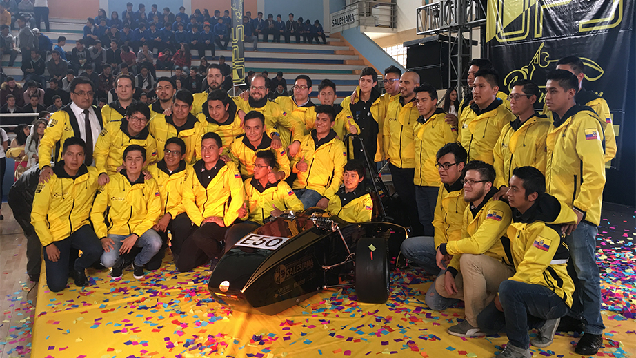 Equipo de estudiantes y docentes responsables de la construcción del Formula SAE UPS acompañados por el Vicerrector de la sede Cuenca, Econ. Cesar Vásquez y autoridades de la carrera