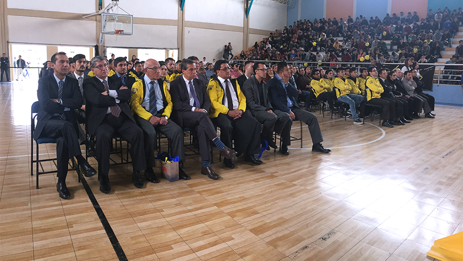 Autoridades y público presente en la presentación del vehículo de competencia Fórmula SAE UPS que competirá en Silverstone, Inglaterra