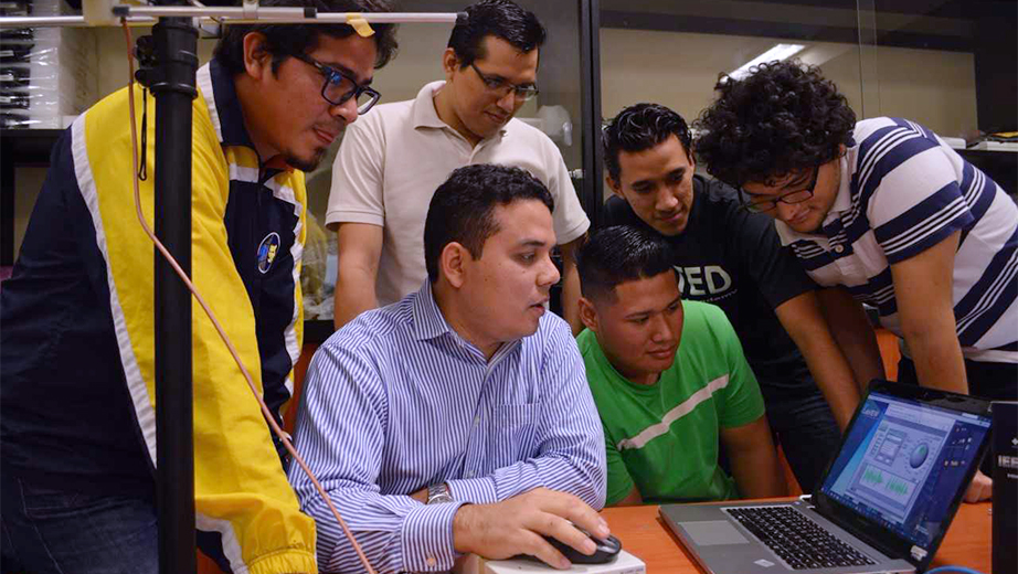 Carlos Bosquez mostrando el sistema de alarma para emergencia a estudiantes de la UPS