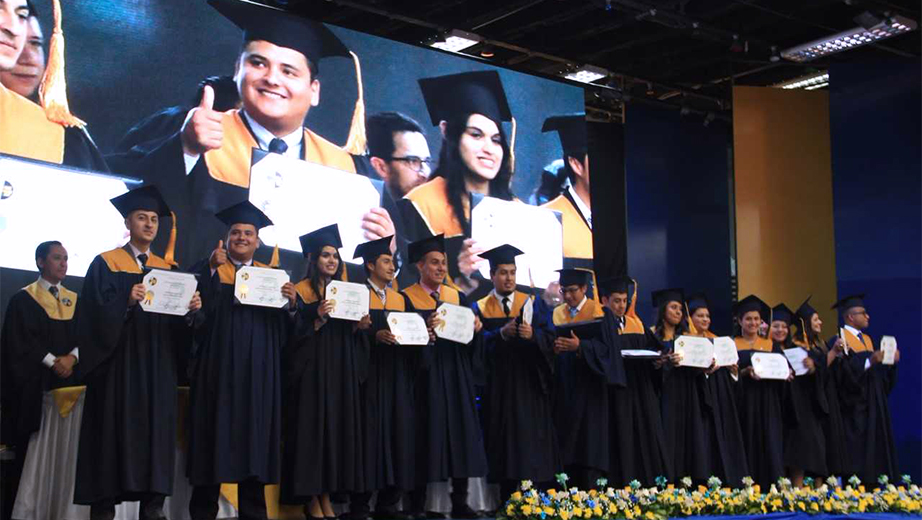 Entrega de título a los nuevos profesionales del campus El Girón