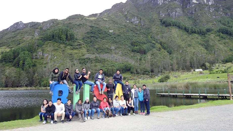 Integrantes del grupo ASU EIA en el Eco-camping de la laguna de Busa, San Fernando (Azuay)