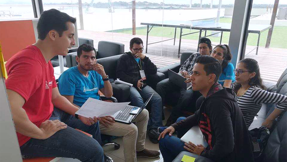 Participantes recibiendo el asesoramiento de los mentores