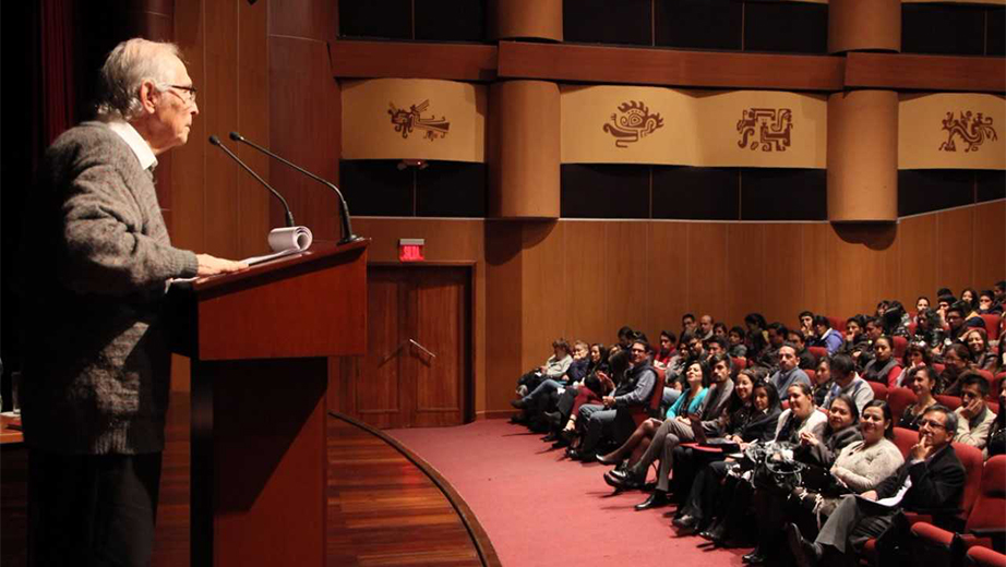 Padre Alejandro Cusianovich, en el momento de la charla sobre la Pedagogía de la Ternura