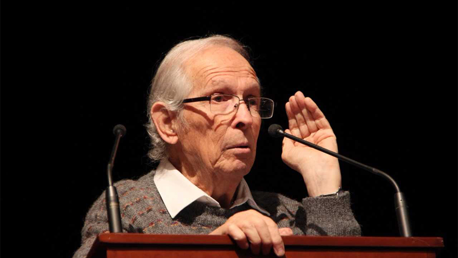 Padre Alejandro Cusianovich, en el momento de la charla sobre la Pedagogía de la Ternura