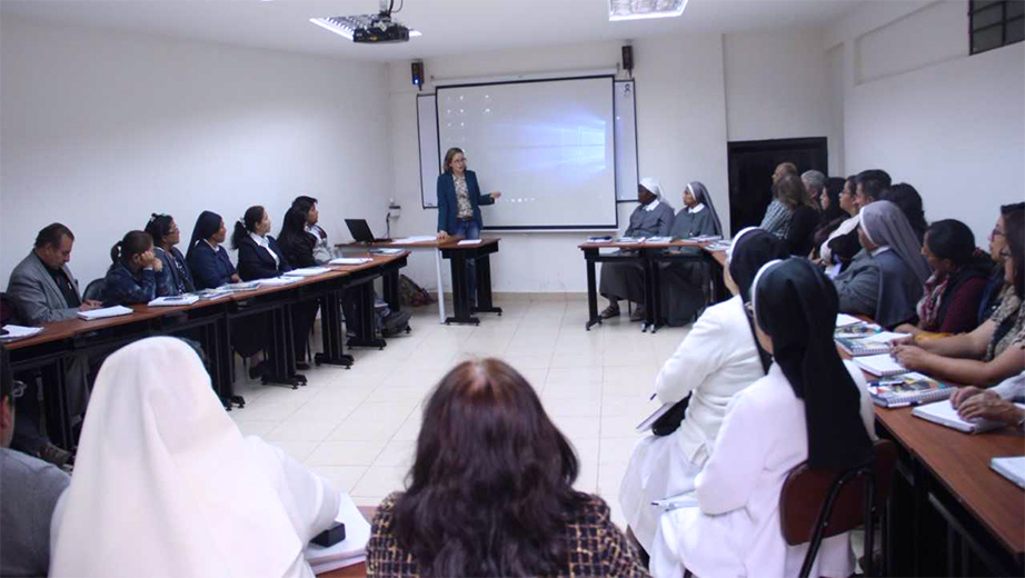 La profesora Silvia Gómez socializa el VAS a las instituciones de carácter social