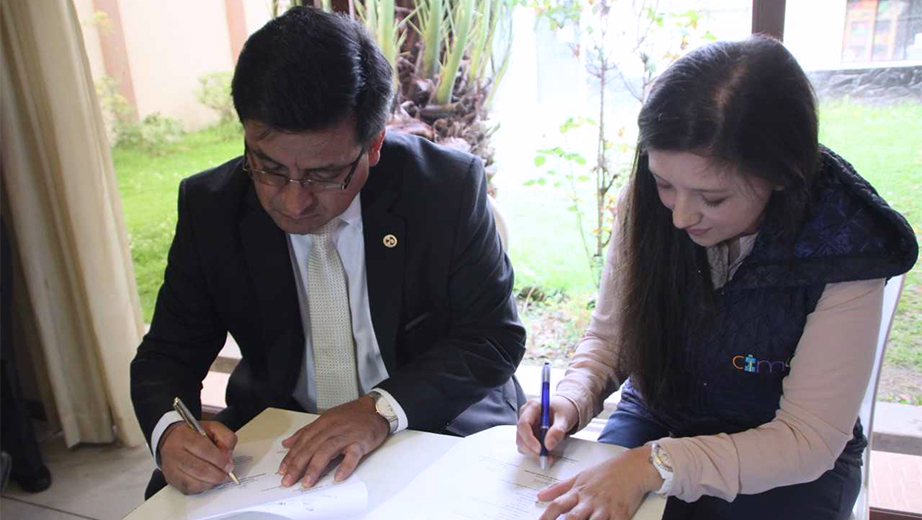 Firma el convenio Vicerrector de la UPS sede Cuenca, César Vásquez, y Geanina Ávila, directora de la Fundación CIMA