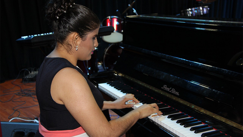 Stefaníe Molina de la fundación FACIMAB Sporting Club en presentación con el piano