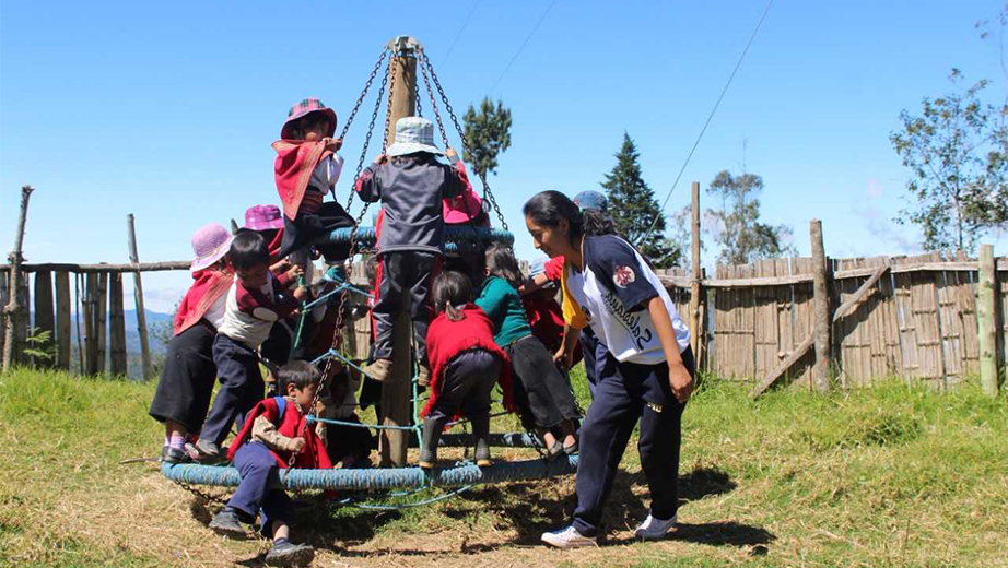 Estudiantes de la UPS en la comunidad de Mindina, provincia de Bolívar