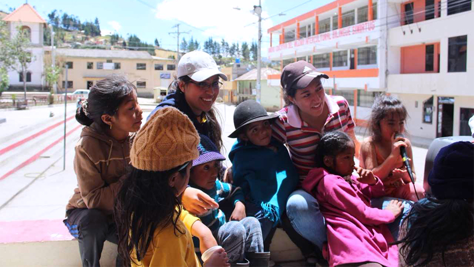 Estudiantes de la UPS en el parque central de Simiatug