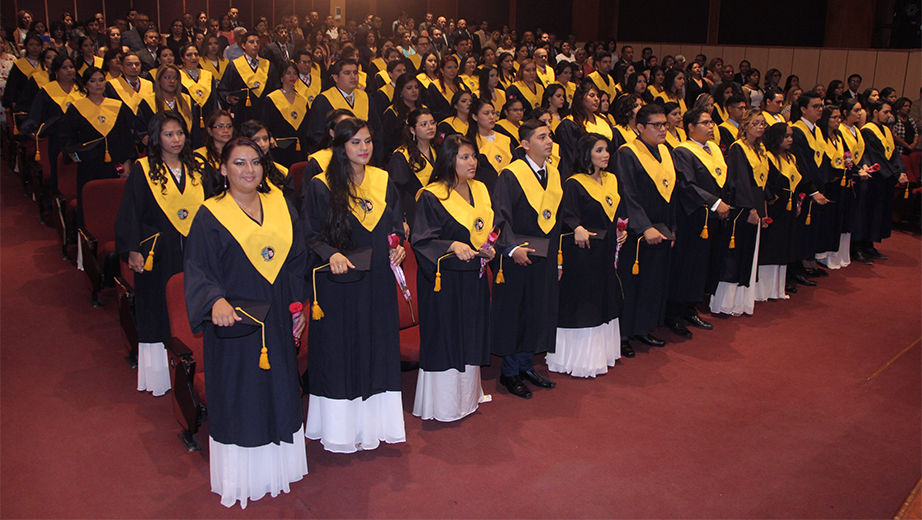 Graduados de la carrera de Comunicación Social con sus títulos profesionales