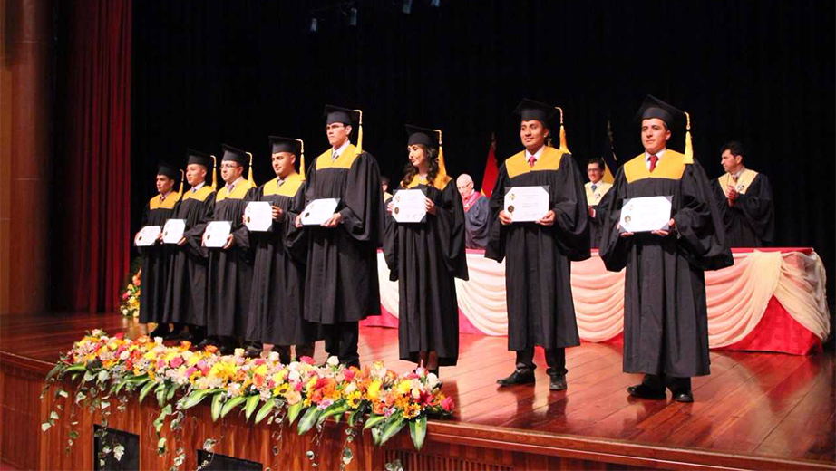 Ceremonia de Incorporación de los nuevos graduados de la UPS sede Cuenca