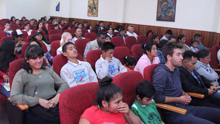 Educadores, niños, niñas, adolescentes, padres de familia, colaboradores y voluntarios del proyecto salesiano
