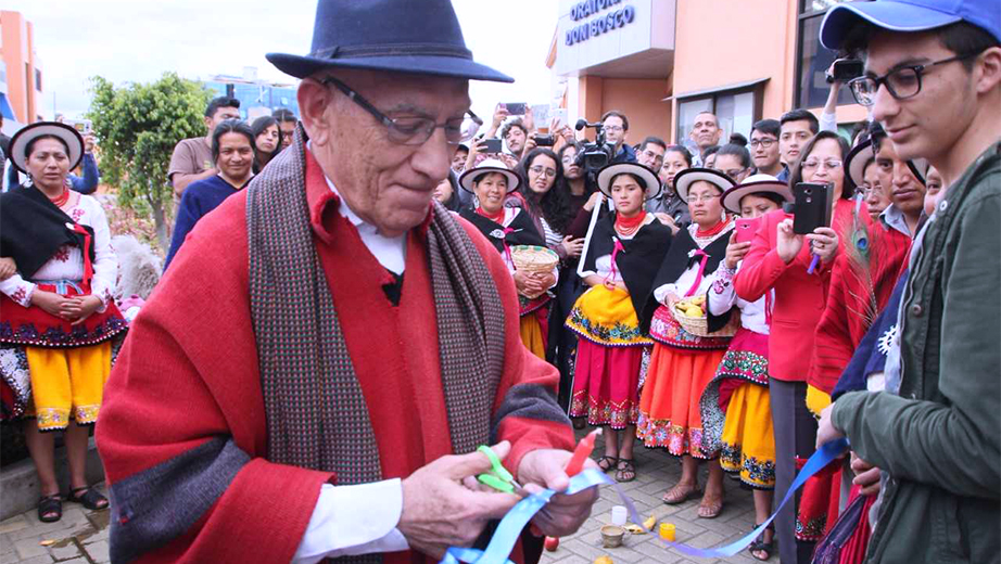 Rector de la UPS, P. Javier Herrán Gómez, inaugurando la farmacia Ancestral de la UPS