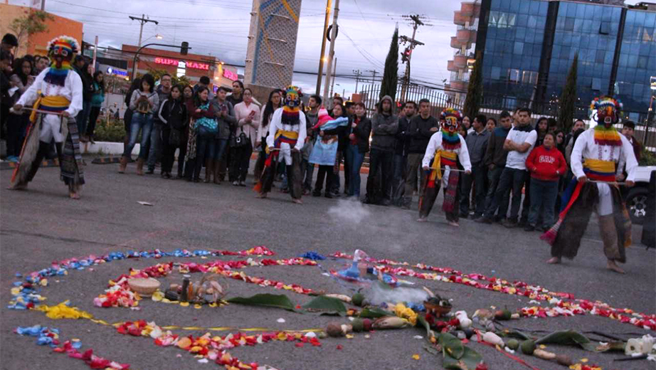 Bailarines del Grupo de Danza Tradicional de la UPS sede Cuenca