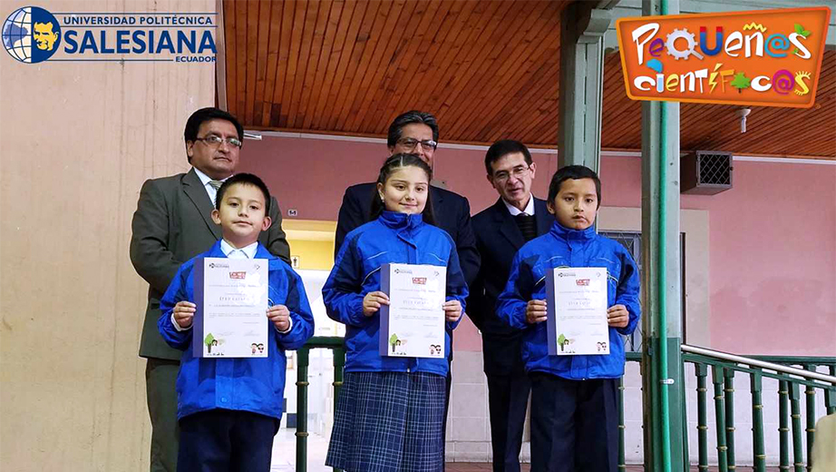 Niños que recibieron el certificado, acompañados de las autoridades de las dos instituciones: (de izq.) César Vásquez Vásquez, Luis Curay y Gerardo Guerrero