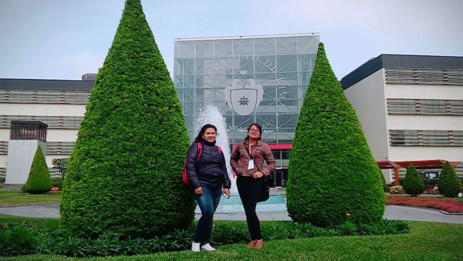 Estudiantes Paola Correa y María Chasipanta en el campus de la Universidad de Lima