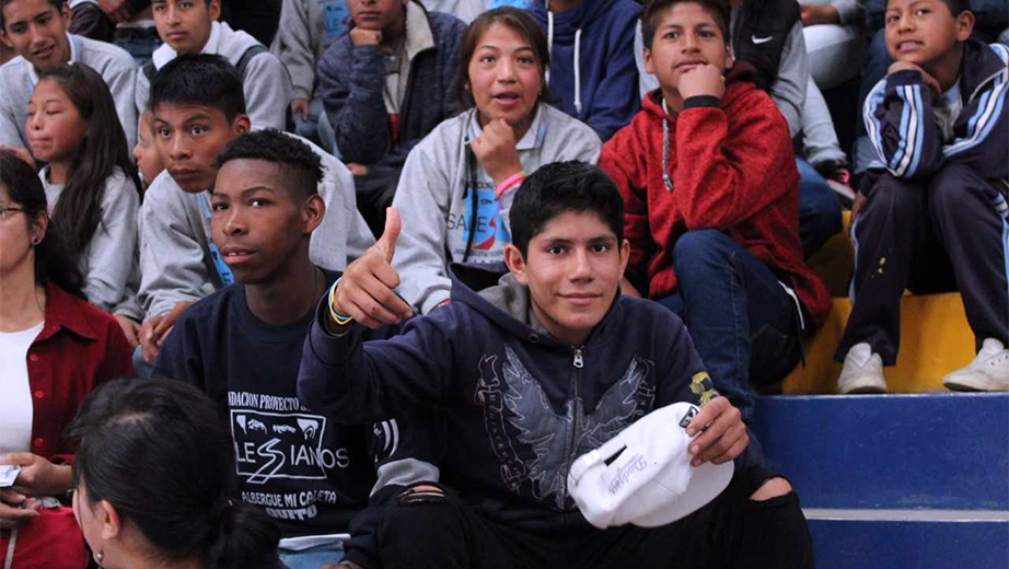 Jóvenes de los Talleres-escuela San Patricio durante la entrega de los 