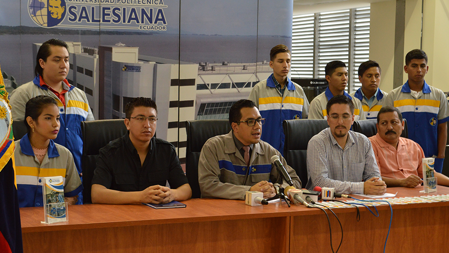 Renato Fierro, director de la carrera de Ingeniería Automotriz de la UPS sede Guayaquil, durante la rueda de prensa.