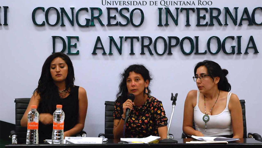 Nataly Carrillo, Natalia Pineda y Jessica Rosales, durante la presentación de la investigación sobre violencia obstétrica