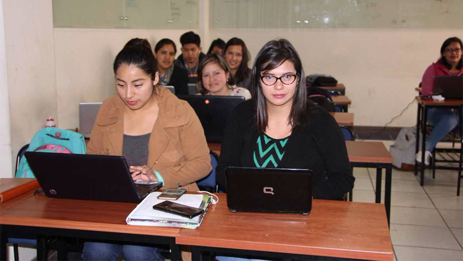 Estudiantes de Administración de empresas y Contabilidad y Auditoria aplicando la nueva metodología de 