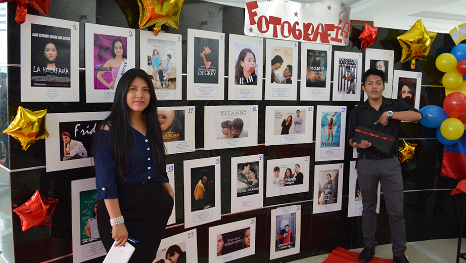 Estudiantes presentado los proyectos de portadas de películas en la EXPOCOM.