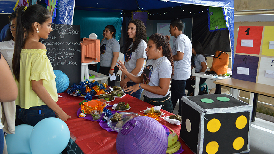 Estudiantes presentado sus proyectos en la EXPOCOM.