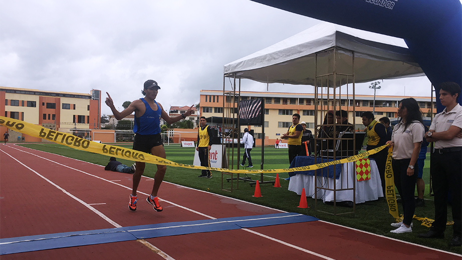 Llegada de Cristian Vásconez ganador de la competencia en tercera victoria consecutiva.