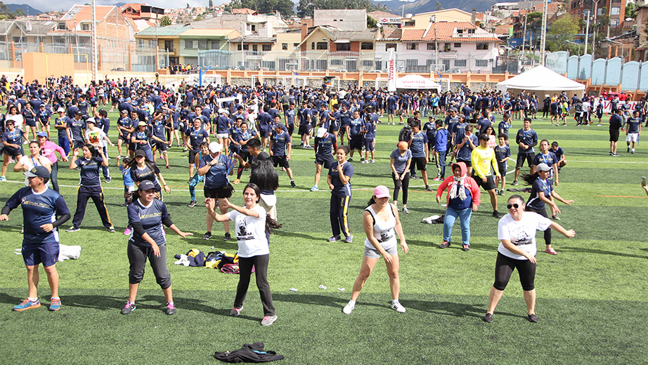 Participantes en la bailoterapia realizada en la nueva cancha de la UPS sede Cuenca