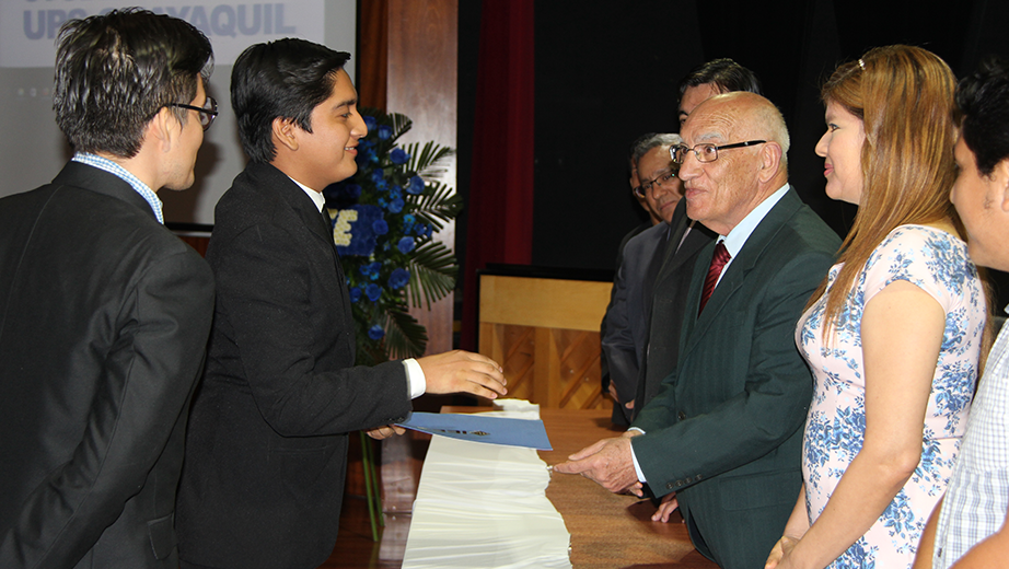 Rector de la UPS, Padre Javier Herrán, posesiona a la nueva directiva IEEE.