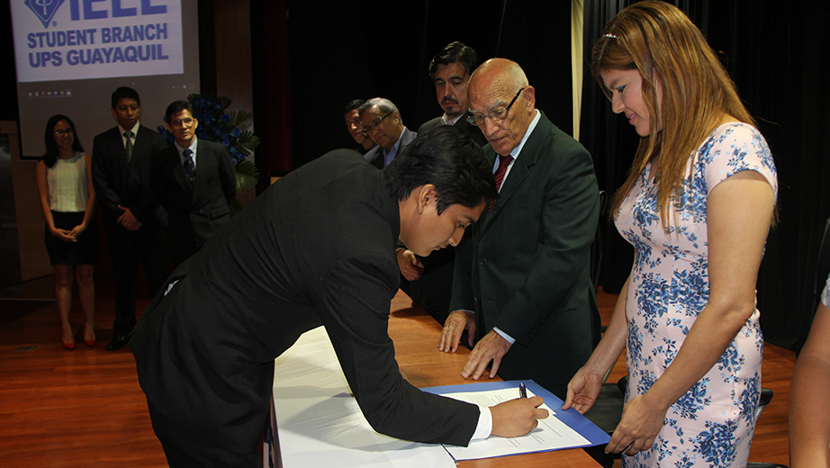 Alexis Uquillas, nuevo presidente de la Rama Estudiantil IEEE de la UPS sede Guayaquil, firmando el acta de posesión.