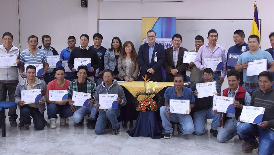 Foto grupal de la entrega de las licencias en prevención de riesgos eléctricos en el Centro de Formación Continua de Cayambe