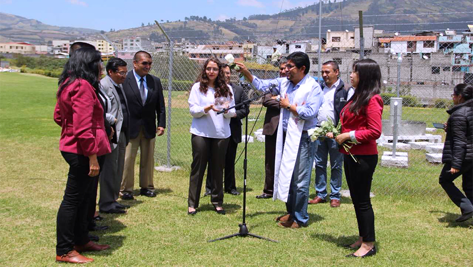 P. Jaime Chela bendice las personas que trabajarán en la Estación Meteorológica UPS