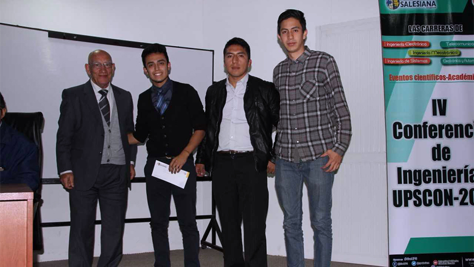 El Rector Padre Javier Herrán Gómez en la entrega de los premios a los ganadores del concurso