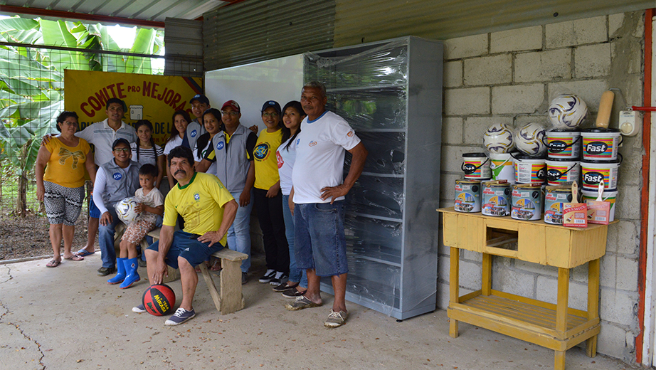 Estudiantes junto a moradores de la Cooperativa María Auxiliadora de la Flor